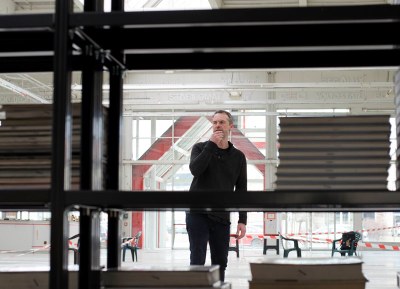 Autor galerijní knihovny PLATO Jan Šerých při instalaci. Foto: Michaela Rožnovská 