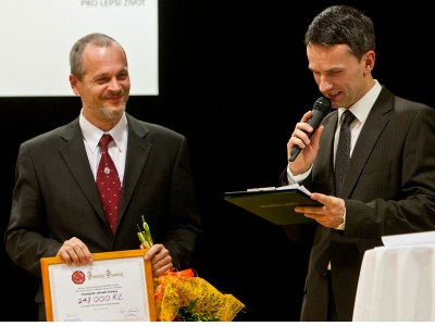 Na snímku: Ředitel zoo Petr Čolas (vlevo) přebírá grant