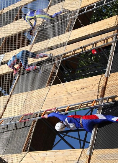 Hasiči musí v soutěži zdolávat překážky. Ilustrační snímek