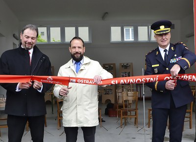 Pásku od nové zbrojnice slavnostně přestřihli (zleva) Jiří Jureček, Tomáš Macura a Vladimír Vlček. Foto: René Stejskal 