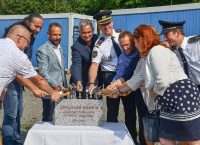 Stavbu hasičské zbrojnice v Muglinově zahájil slavnostní poklep základního kamene. Foto: Jan Král 