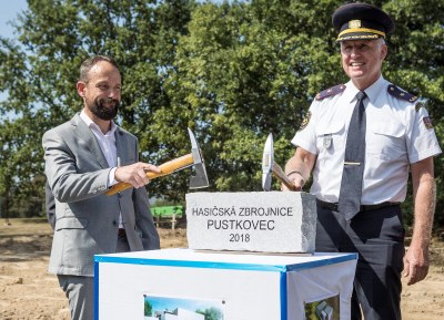 Primátor Tomáš Macura (vlevo) s Vladimírem Vlčkem poklepávají základní kámen nové zbrojnice v Pustkovci. Foto: Jiří Zerzoň