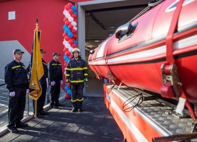 V přístavbě zbrojnice našel své místo i člun určený pro speciální zásahy. Foto: Jiří Zerzoň
