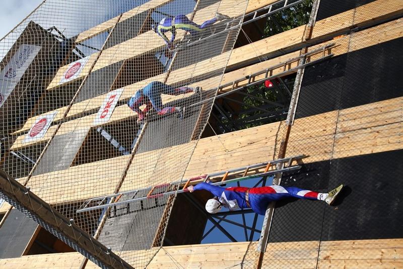 První soutěžní disciplínou bylo zdolávání cvičné věže.