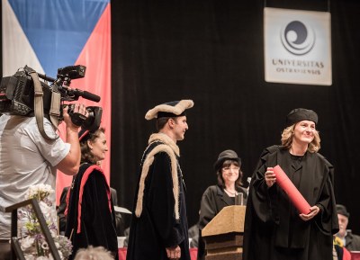 První studenti všeobecného lékařství na Ostravské univerzitě dospěli k cíli. Diplomy jim předal děkan Lékařské fakulty Pavel Zonča. Foto: L. Kaboň