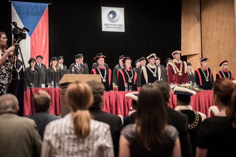 Akademičtí hodnostáři při slavnostní promoci.