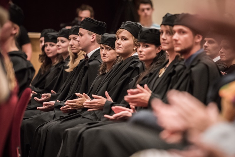 Budoucí lékaři, absolventi Lékařské fakulty OU.