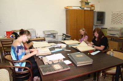 Na snímku: Příprava archiválií pro digitalizaci. FOTO: Archiv města Ostravy
