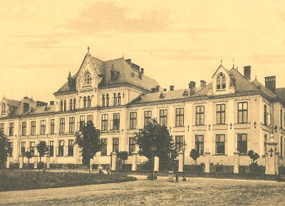 Budova nemocnice na pohlednici vydané před I. světovou válkou. 