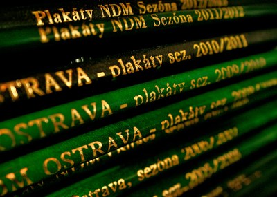 Za současnou přehlednou elektronickou podobou archivu stojí stovky dní výzkumné práce. Foto: FB Ostravského divadelního archivu