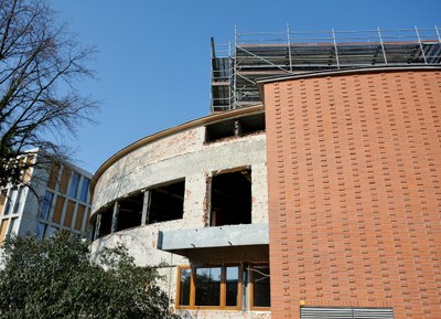 Divadlo loutek Ostrava nechalo vyměnit střechu a zároveň vyměnilo okna a provedlo zateplení. Foto: archiv DLO