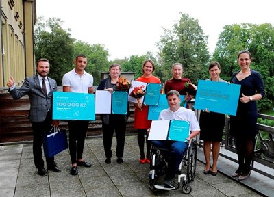 Sportovci roku 2019. Vepředu Radim Běleš. Zleva stojící: Tomáš Krásný, Václav Sivák, Marie Hrachová, Lenka Novotná, Lucie Theimerová, maminka A. Kowalského a náměstkyně primátora Andrea Hoffmannová. Foto: Jiří Zerzoň 