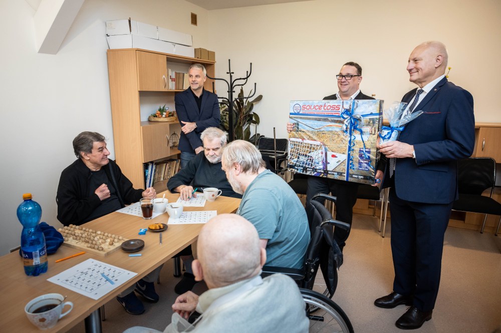 Ostravský primátor Jan Dohnal a náměstek primátora Zbyněk Pražák při vánoční návštěvě Domova Slunovrat. Foto: Jiří Zerzoň