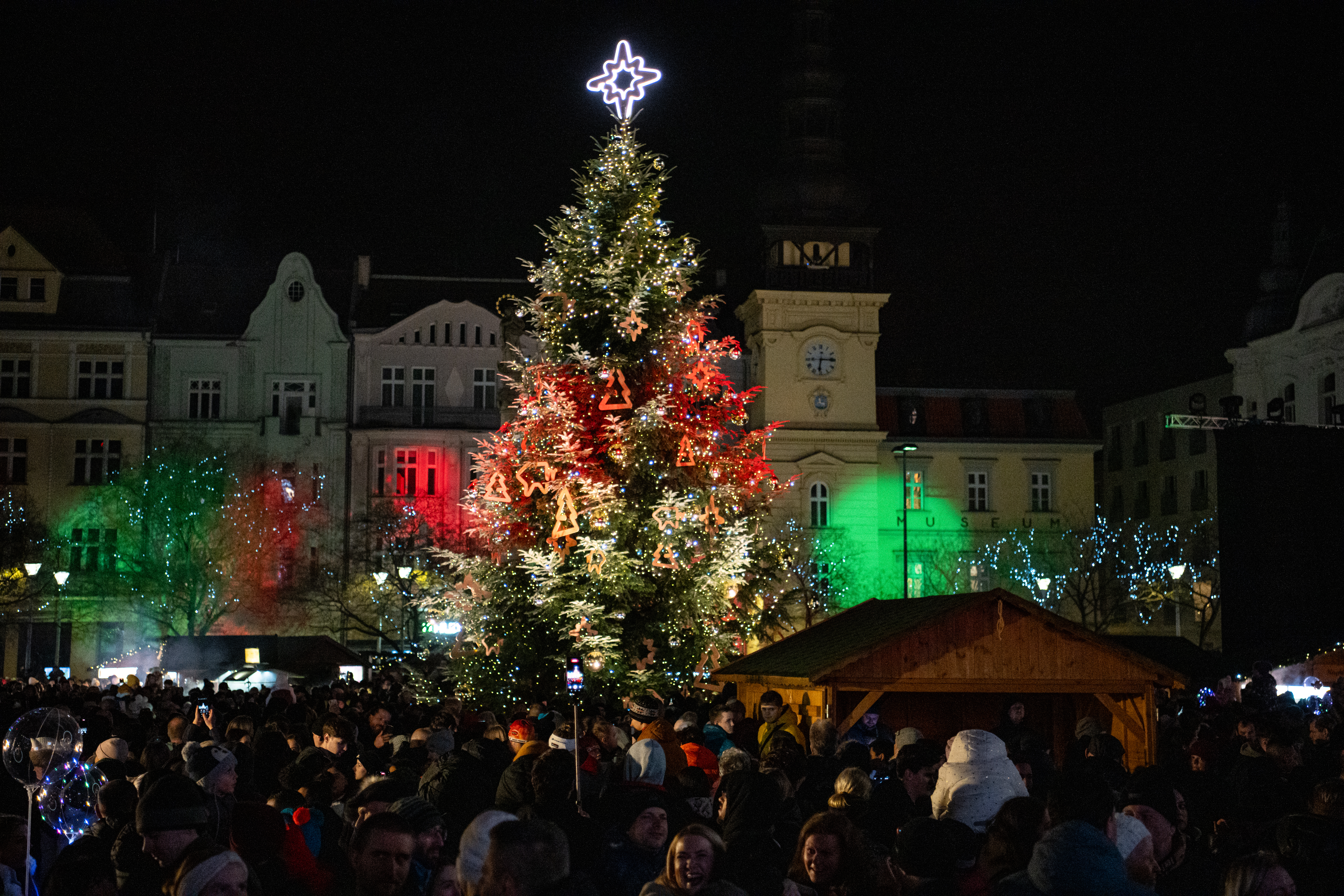 Lonský vánoční strom na Masarykově náměstí. Foto: Lukáš Kaboň