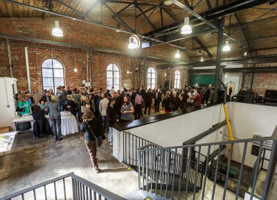 Účastníci konference v přízemních prostorách kompresorovny. Foto: J. Zerzoň