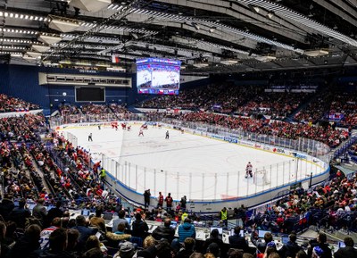 Hokjistům fandí zaplněná Ostravar Aréna. Foto: Jiří Zerzoň