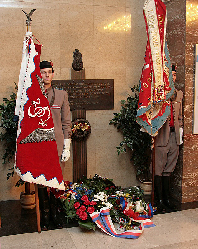 Květiny pod pamětní deskou obětem zla k uctění 17. listopadu.