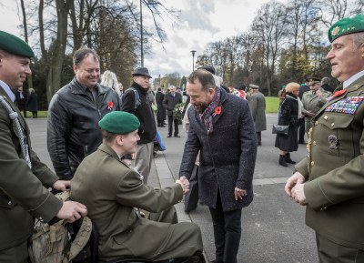 Primátor Tomáš Macura se v Komenského sadech setkal se zraněným válečným veteránem z Afganistánu Lukášem Hirkou. Foto: Lukáš Kaboň