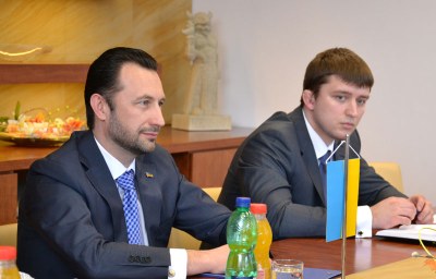 Ke snímku: Andrej Fedoruk (vlevo), předseda Doněcké oblastní rady.