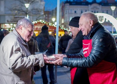 Náměstek primátora Zbyněk Pražák nabízí vánoční hrachovou polévku. Foto: Lukáš Kaboň