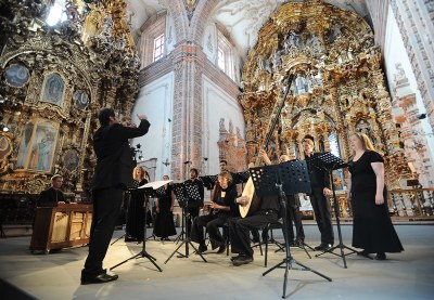 Soubor La Grande Chapelle je španělský vokální a instrumentální soubor staré hudby, nabízí novou vizi velkých děl hispánského vokálního repertoáru. Vystoupí 6. září v 18 hodin ve vítkovickém kostele sv. apoštola Pavla.