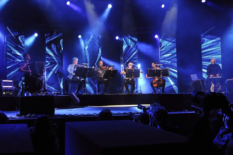 Kronos Quartet a spol. na jedné ze scén