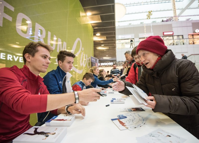 České krasobruslařské hvězdy při autogramiádě v obchodním centru Forum Nová Karolina. Foto: L. Kaboň