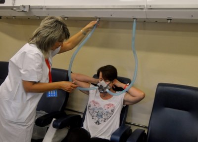 Vrchní sestra Jana Maršálková pomáhá nasadit pacientce v hyperbarické komoře speciální dýchací masku. Foto: J. Urban