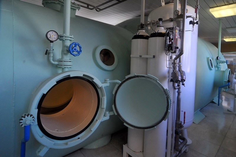 Pohled na ocelové tělo ostravské hyperbarické komory.