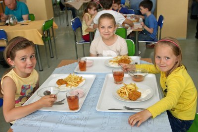 I těm nejmenším školákům sváteční oběd ke Dni dětí chutnal. Foto: B. Krzyžanek