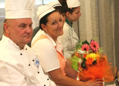 Radka Čechová (s pohárem) a Vladimír Lesa, v pozadí Veronika Kučerová. Foto: B. Krzyžanek