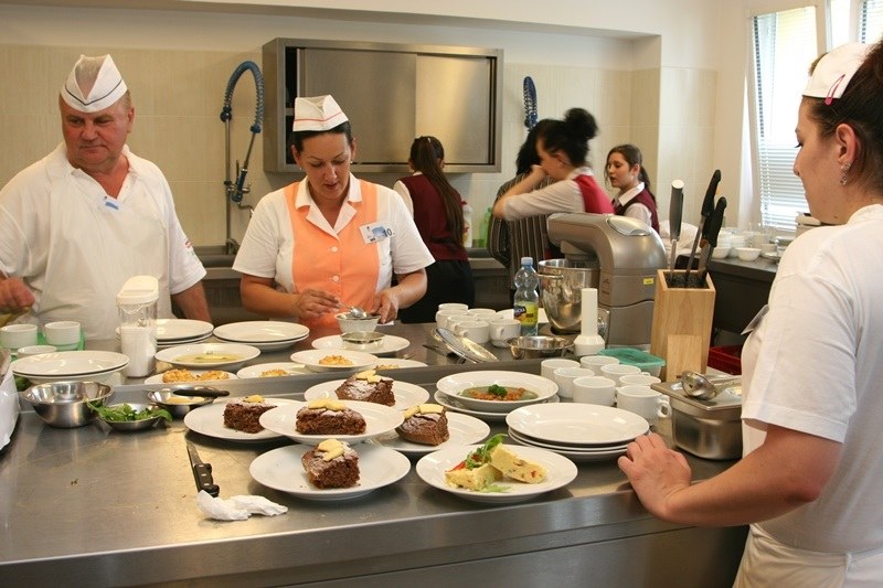 Pozdější vítězové se sešli při práci u jednoho stolu.