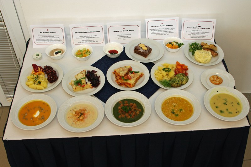 Soutěžní jídla. Vítězné menu Radky Čechové je úplně vpravo.