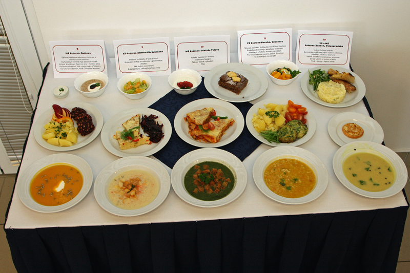 Soutěžní jídla. Vítězné menu Radky Čechové je úplně vpravo.