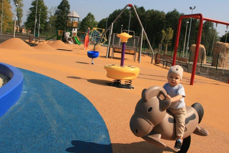 Děti si určitě vyhrají na hezkém dětském hřišti.