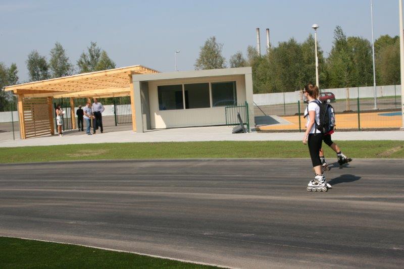 Vstup do areálu s administrativní budovou.