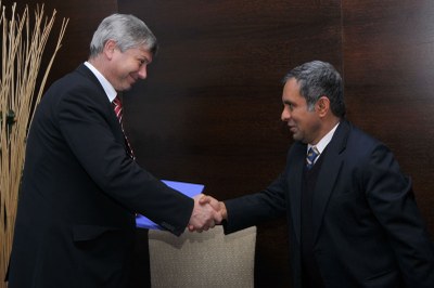 K foto: Primátor P. Kajnar vítá velvyslance V. Ashoka