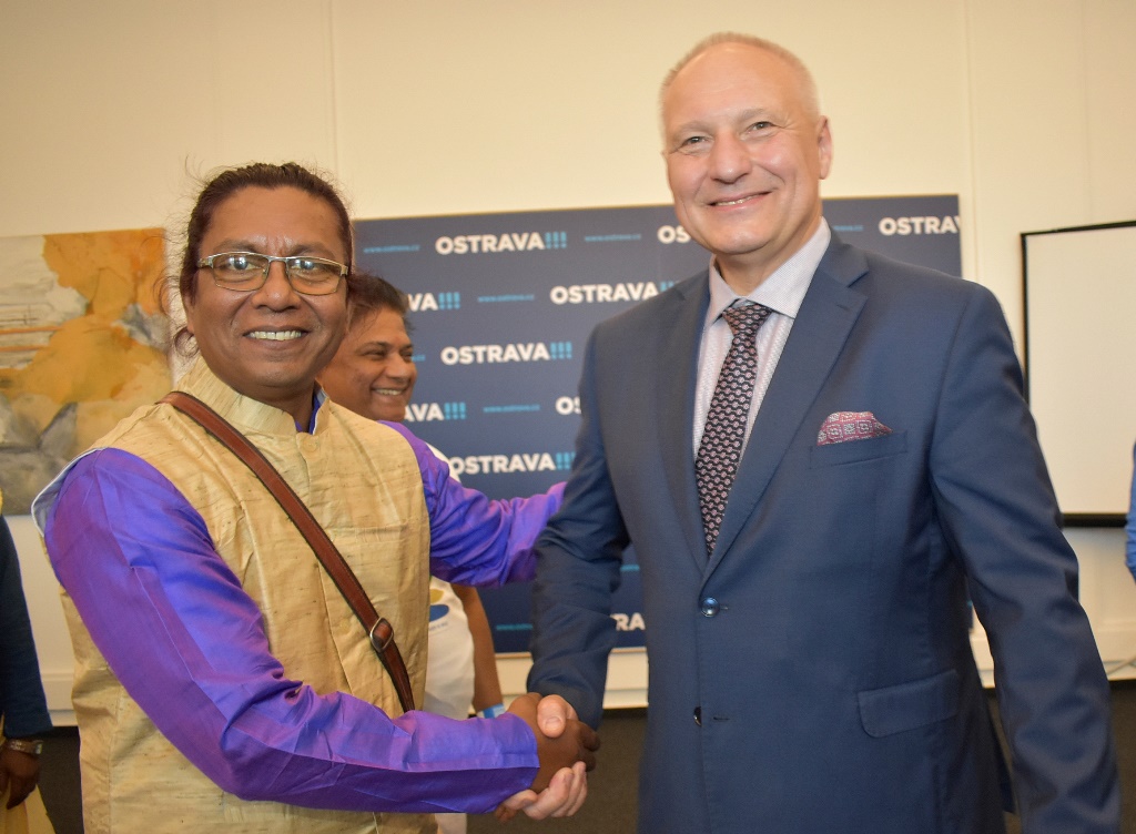 Umělce z Indie přivítal náměstek primátora Zbyněk Pražák. 