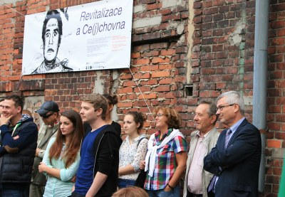 Primátor Petr Kajnar (první zprava) mezi účastníky vernisáže výstavy Revitalizace a Ce(j)chovna. Foto: B. Krzyžanek