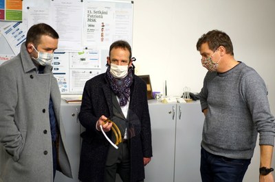 Primátor Tomáš Macura si v MSIC prohlíží nové štíty. Foto: Boris Renner