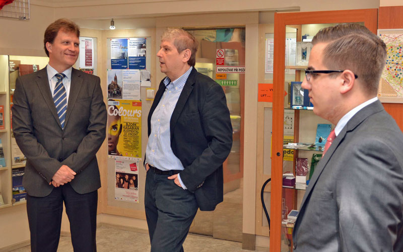 Lumír Palyza a Radim Chytka před otevřením pobočky OIS.