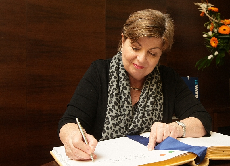 Velvyslankyně Alison Kellyová se zapisuje do pamětní knihy města