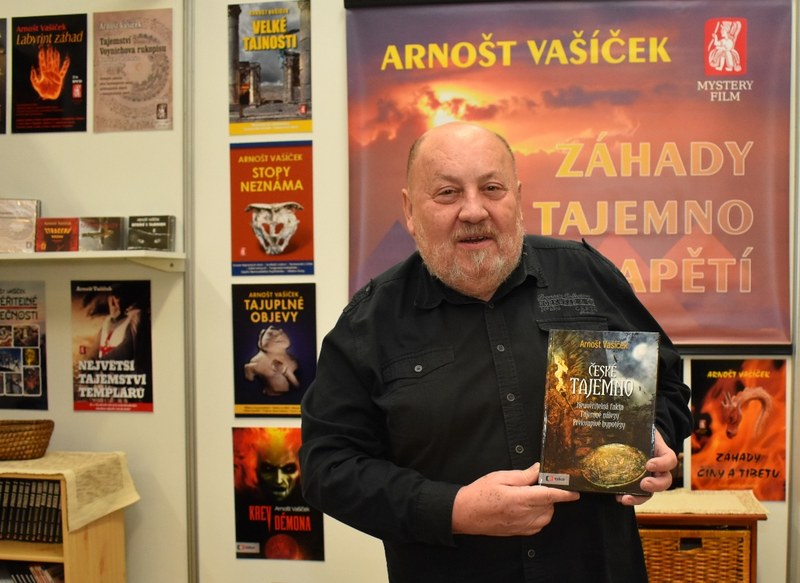 Arnošt Vašíček se svou novou knihou České tajemno. 
