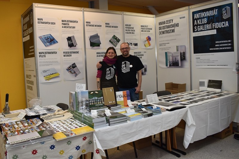 Ilona Rozehnalová s fotografem Romanem Poláškem ve stánku Antikvaritáu a klubu Fiducia. 