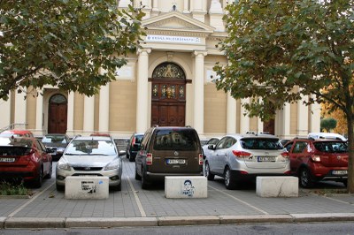 Zatím stojí před katedrálou auta. Odpověď na to, jak to tady bude vypadat do budoucna, přinese vítězný návrh architektonické soutěže. Ilustrační foto: archiv MMO