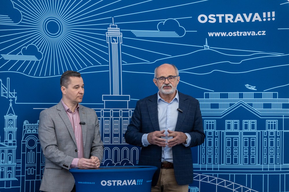 Náměstek primátora Aleš Boháč (vlevo) s jednatelem společnosti OZO Ostrava Karlem Beldou při prezentaci výsledků městského odpadového hospodářství. Foto: Jiří Zerzoň