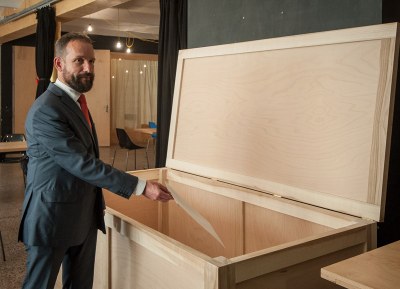 Jako první vložil svůj vzkaz do pamětní truhly primátor Tomáš Macura. Foto: Lukáš Kaboň