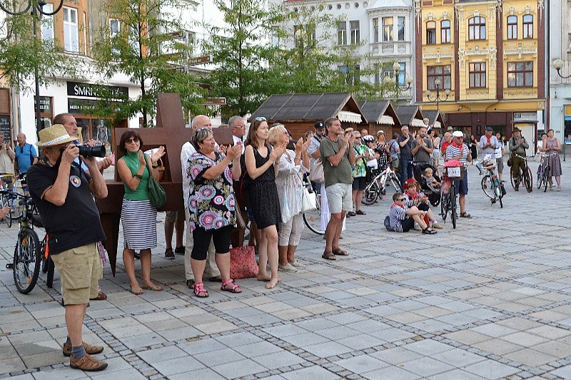 Diváci na náměstí ocenili dlouhotrvajícím potleskem výkony účinkujících Diváci na náměstí ocenili dlouhotrvajícím potleskem výkony účinkujících