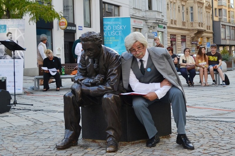 Tomáš Jirman coby Leoš Janáček u skladatelovy sochy na Jiráskově náměstí Tomáš Jirman coby Leoš Janáček u skladatelovy sochy na Jiráskově náměstí