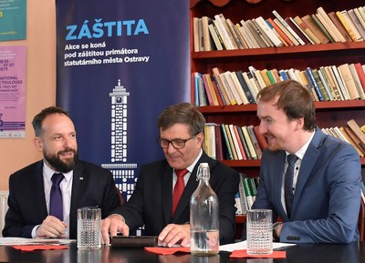Primátor Tomáš Macura (vlevo) s ředitelem festivalu Jaromírem Javůrkem a dramaturgem Ondřejem Sýkorou. Foto: René Stejskal